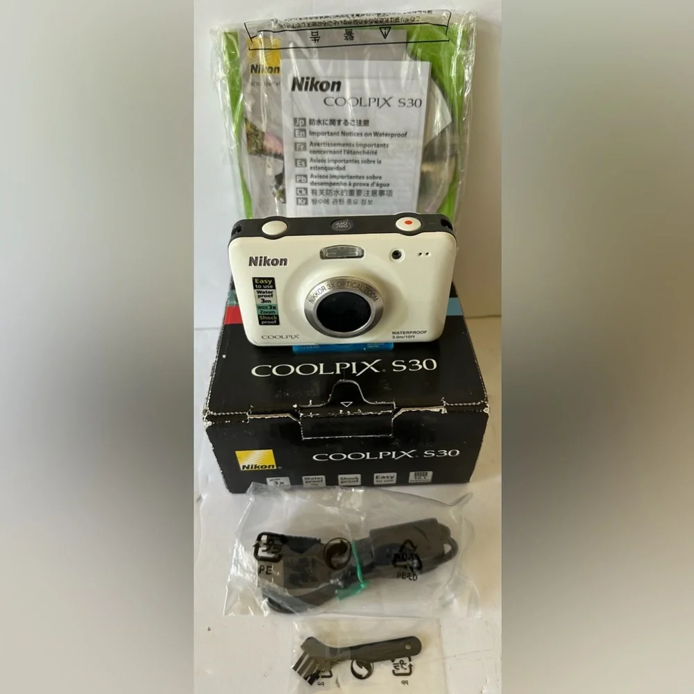 Nikon Coolpix White S30 10.1MP Waterproof Shockproof Digital Camera UNTESTED